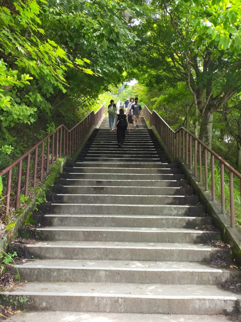 三峯神社への階段