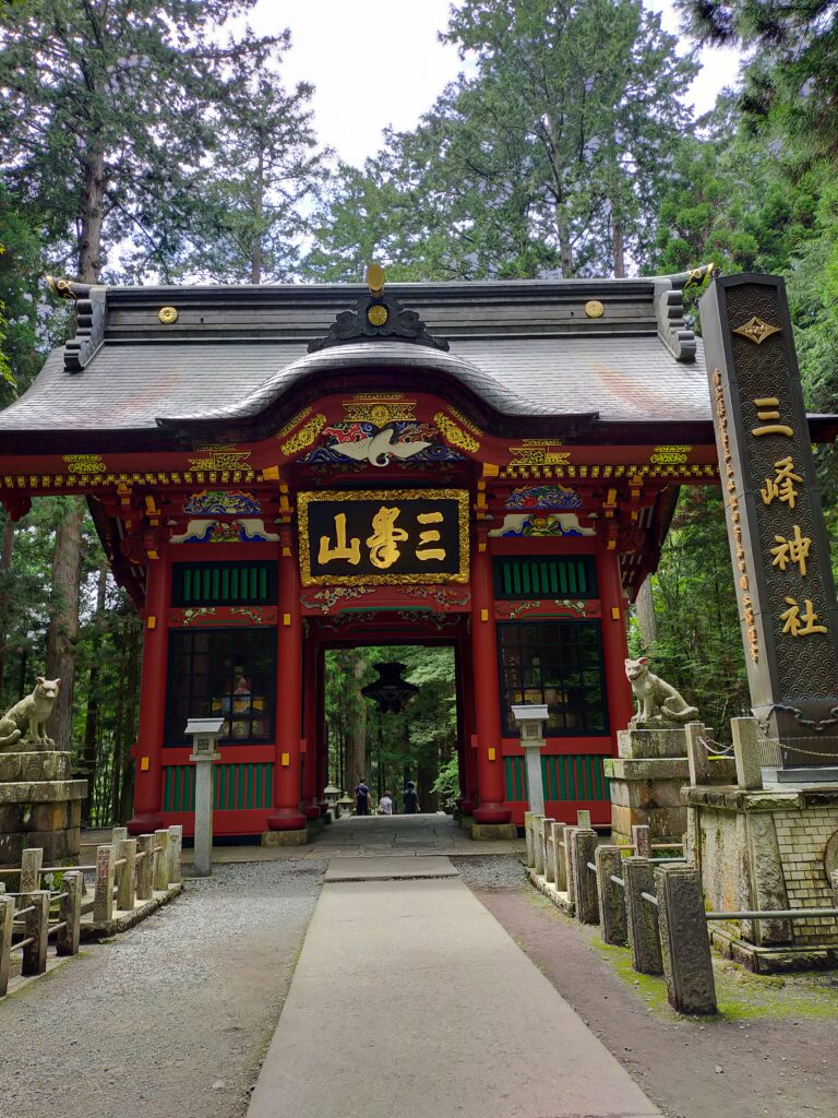 三峯神社随神門