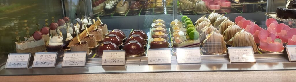 DEl`IMMO(デリーモ）目白店　ショーケース　ケーキ