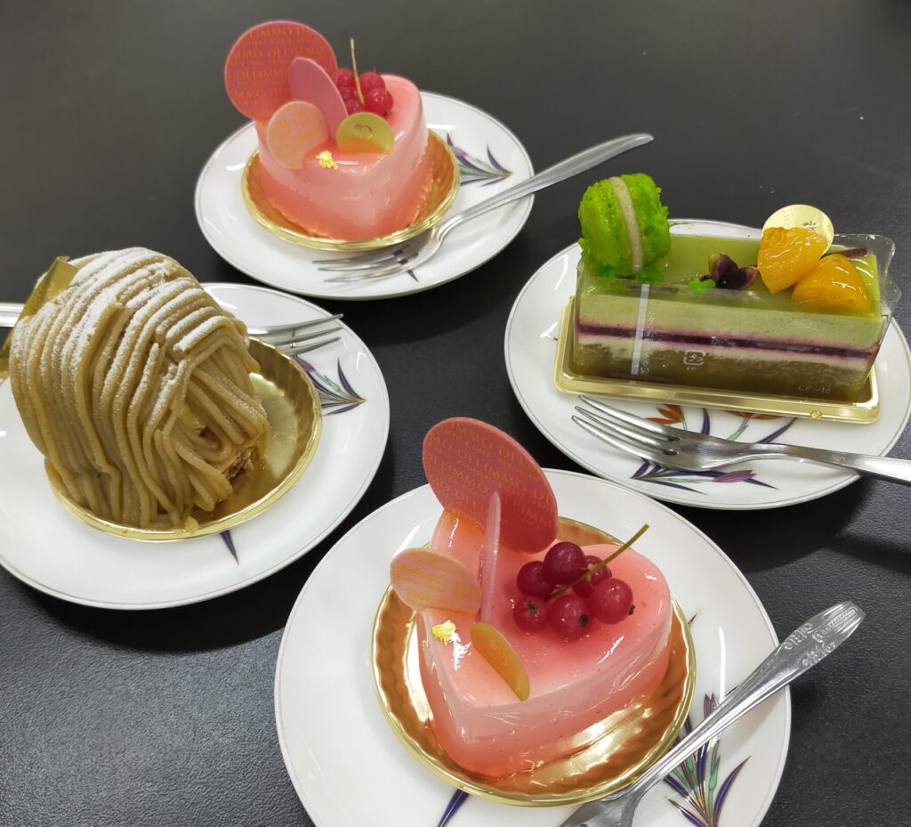 デリーモ　　ケーキフラミンゴピンク　アメリ抹茶色　モンブラン　