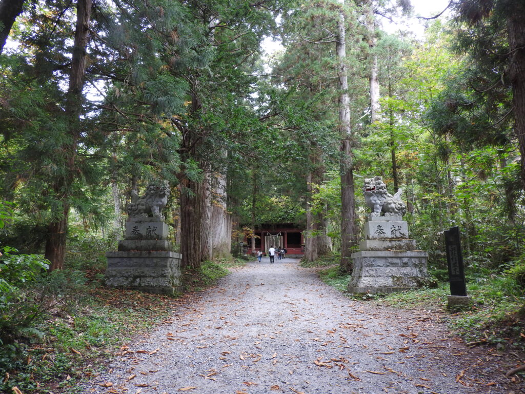 戸隠神社　随神門前の狛犬