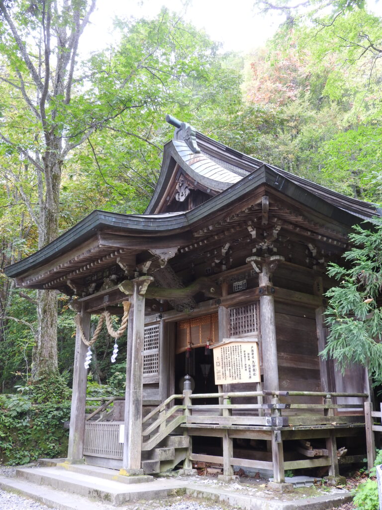 九頭龍社　本殿と戸隠山