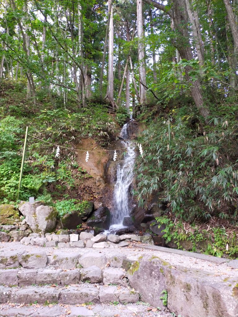 中社横のさざれ滝