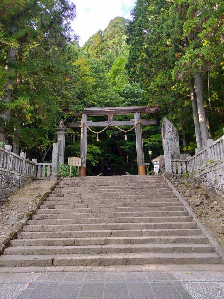 宝光社の鳥居入り口