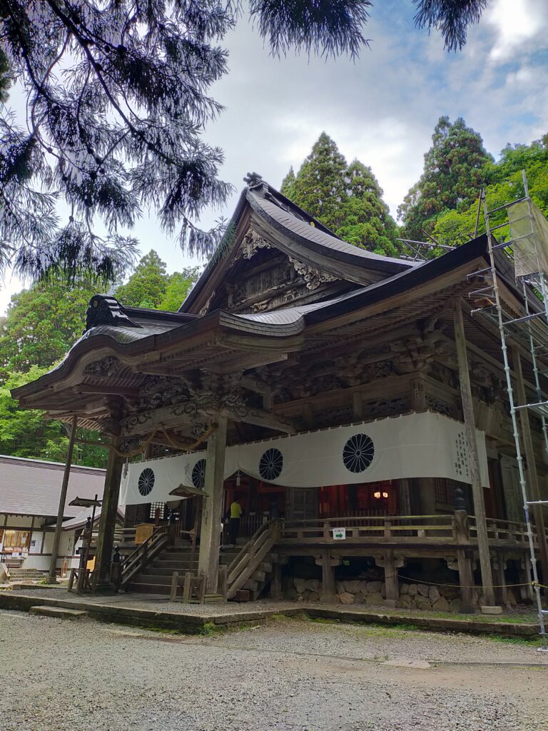 宝光社の本堂横から