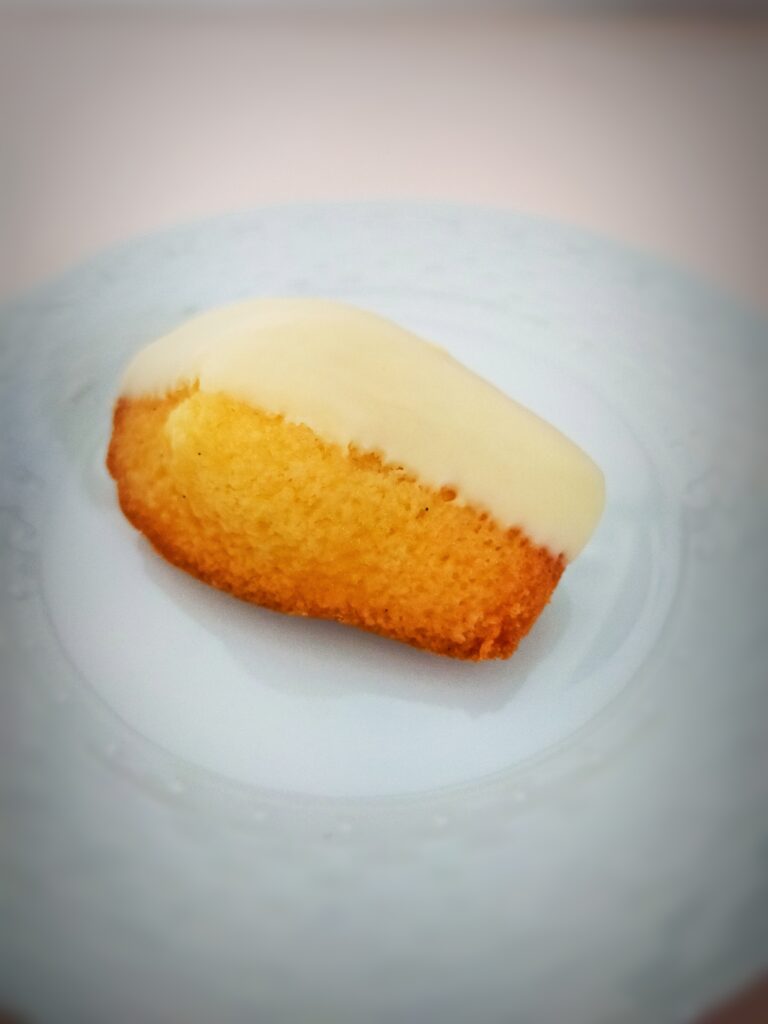 ぷっくりおへそが愛らしい、正統派のマドレーヌ。
バターの香りがふんわり広がる、しっとり食感にうっとり。