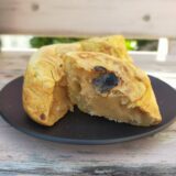 さのや今川焼店の白あん今川焼の断面。豆の風味が強く感じられるぎっしり詰まった白あん