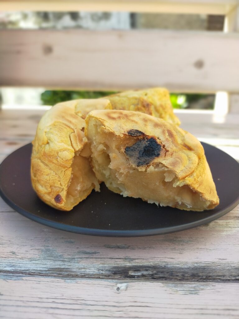 さのや今川焼店の白あん今川焼の断面。豆の風味が強く感じられるぎっしり詰まった白あん