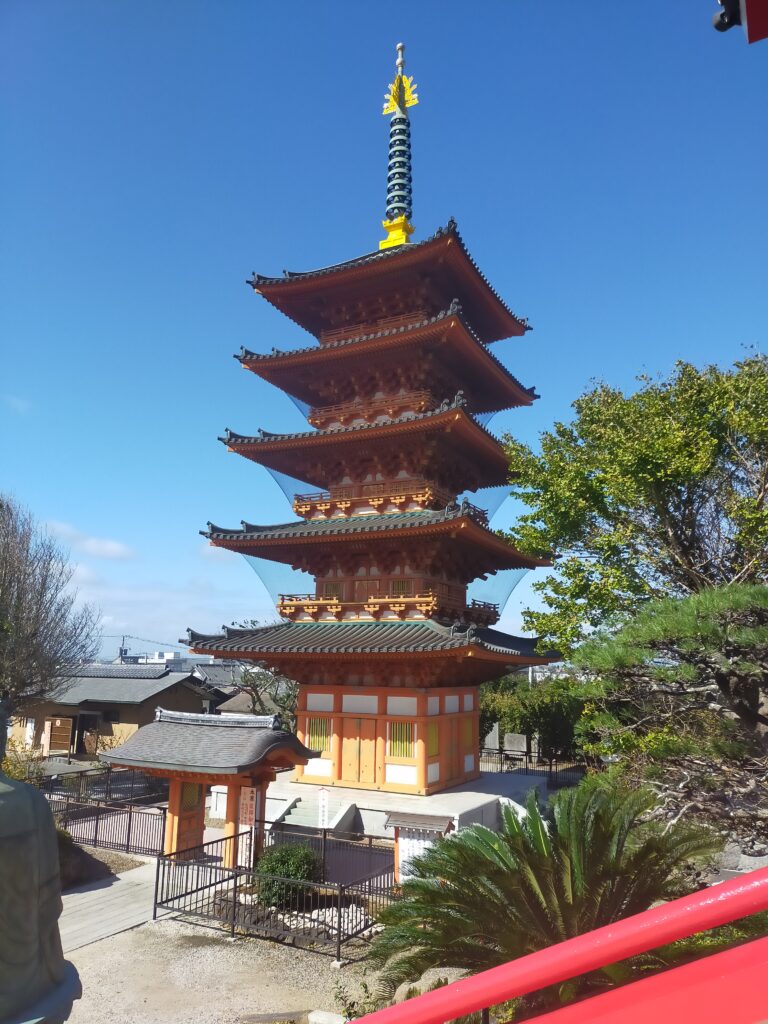 飯沼観音・圓福寺に建つ朱色の多宝塔。青空に映える鮮やかな塔の外観。