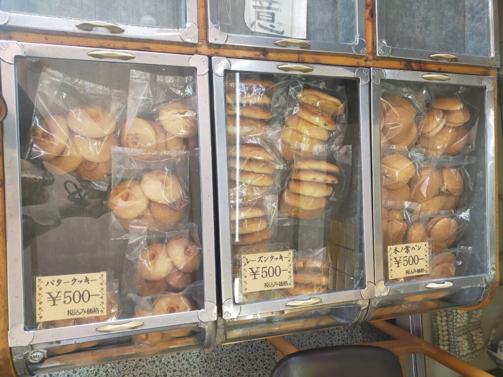 扇屋菓子店で人気の昔ながらのボーロ菓子。香ばしく優しい甘さで幅広い年代に愛される銘菓