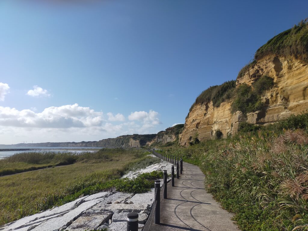千葉県銚子・屛風ヶ浦の切り立った断崖が海沿いに続く絶景。青い海と荒々しい地形が広がる景勝地の風景。