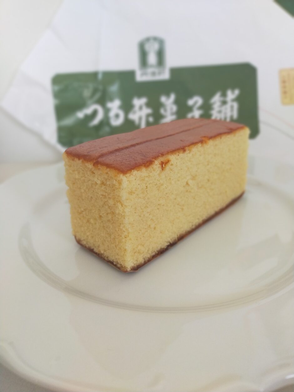 千葉県銚子市の「つる弁菓子舗」は、銚子でしか買えない手作りカステラが人気。粗めのきめ・ふんわり食感・ザラメが特徴。ジャムロールやクッキーも販売。住所は千葉県銚子市飯沼町1-24、観音駅から356m。銚子駅から自転車10分。